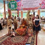 ชาวบ้านในเขตอำเภอท่าม่วงและใกล้เคียงร่วมทำบุญ ตักบาตรเทโวโรหณะ พร้อมนำบุตรหลานมาร่วมเดินนางฟ้าที่วัดโพธิ์ศรีสุขาราม