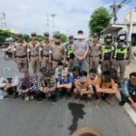 กาญจนบุรี/จับเก๋งขนแรงงานต่างด้าวคาด่านตรวจจราจร คนขับรับค่าขนคนละ 2,000 บาท ส่งที่บ้านโป่ง