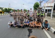 กาญจนบุรี/จับเก๋งขนแรงงานต่างด้าวคาด่านตรวจจราจร คนขับรับค่าขนคนละ 2,000 บาท ส่งที่บ้านโป่ง