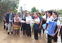 ผู้ว่า ฯ กาญจนบุรี ลงพื้นที่ให้กำลังใจผู้ประสบอุทกภัยบ้านวังหิน มอบถุงยังชีพบรรเทาความเดือดร้อน