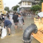 นนทบุรี-เทศบาลนครนนทบุรีเร่งเสริมแนวกระสอบทราย สูบน้ำออก หลังน้ำล้นท่วมบริเวณหอนาฬิกา ท่าน้ำนนท์