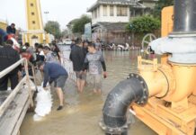 นนทบุรี-เทศบาลนครนนทบุรีเร่งเสริมแนวกระสอบทราย สูบน้ำออก หลังน้ำล้นท่วมบริเวณหอนาฬิกา ท่าน้ำนนท์
