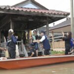 นนทบุรี-ผู้ว่าฯ ลงพื้นที่ตรวจเยี่ยมให้กำลังใจและมอบถุงยังชีพช่วยเหลือประชาชนริมคลองบางกอกน้อย อำเภอบางกรวย