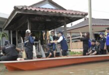 นนทบุรี-ผู้ว่าฯ ลงพื้นที่ตรวจเยี่ยมให้กำลังใจและมอบถุงยังชีพช่วยเหลือประชาชนริมคลองบางกอกน้อย อำเภอบางกรวย