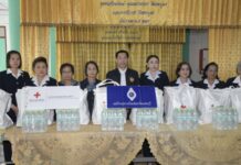 นนท์ร่วมเหล่ากาชาดมอบถุงยังชีพผู้ประสบอุทกภัย