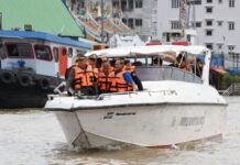 จังหวัดนนทบุรี :องคมนตรีเชิญสิ่งของพระราชทานมอบแก่ประชาชนผู้ประสบอุทกภัย