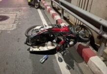 ท่าพระระทึก สาวใหญ่ขี่ จยย.ถูกรถเก๋งหรูเสยเต็มแรง ร่างกระเด็นดับอนาถคาถนนต่อหน้าชาวบ้าน