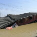 นนทบุรี-มอบเงินช่วยเหลือเยียวยาผู้ประสบภัย เหตุเรือบรรทุกสินค้าชนบ้าน