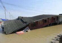 นนทบุรี-มอบเงินช่วยเหลือเยียวยาผู้ประสบภัย เหตุเรือบรรทุกสินค้าชนบ้าน