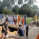นครปฐม – ประชาชนชาวจังหวัดนครปฐมร่วมกันจัดบรรจุสิ่งของช่วยชาวหาดใหญ่ จังหวัดสงขลา