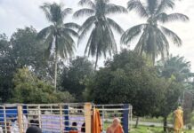 นครปฐม – ประชาชนชาวจังหวัดนครปฐมร่วมกันจัดบรรจุสิ่งของช่วยชาวหาดใหญ่ จังหวัดสงขลา