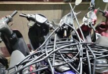 สืบกระทุ่มแบน จับ2 โจรออกอาละวาดแอบตัดสายสัญญาณโทรศัพท์ ลักทองแดงไปชั่งกิโลขาย