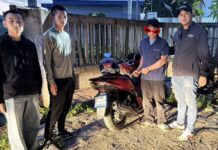 สืบกระทุ่มแบน จับ2 โจรออกอาละวาดแอบตัดสายสัญญาณโทรศัพท์ ลักทองแดงไปชั่งกิโลขาย วันที่ 29 พฤศจิกายน พ.ศ.2568 พ.ต.ท.ศักดิ์สิทธิ์ ชูบุญเรือง รองผกก.สภ กระทุ่มแบน จังหวัดสมุทรสาคร ได้เปิดเผยกับผู้สื่อข่าวว่า สืบเนื่องมาจาก ได้มีคนร้ายออกอาละวาดตัดสายสัญญาณโทรศัพท์ในพื้นที่ จากการสืบข่าวจนพบว่ามีคนร้าย2 คน สวมหมวกกันน๊อคเต็มใบ ขี่รถจักรยานยนต์ ยี่ห้อฮอนด้า รุ่นพีซีเอ๊กซ์ สีแดง มาก่อเหตุตัดสายทองแดง เสาส่งสัญญาณโทรศัพท์ บริเวณหลังปั้มบางจาก หมู่ 11 ต.คลองมะเดื่อ อ.กระทุ่มแบน จ.สมุทรสาคร แล้วหลบหนีไป ฝ่ายสืบสวน สภ.กระทุ่มแบน จึงได้สืบสวนหาตัวผู้กระทำความผิดโดยอาศัยภาพจากกล้องวงจรปิดและพยานหลักฐานหลายๆส่วน จนรู้ตัวว่าผู้ที่ร่วมกันก่อเหตุในครั้งนี้ คือ นายสถาพร หรือกิ่งอายุ 33 ปี และนายสิทธิชัย หรือบอล อายุ 22 ปี ดังนั้นทางเจ้าหน้าที่ตำรวจชุดสืบสวน สภ.กระทุ่มแบน นำโดย พ.ต.ท.ศักดิ์สิทธิ์ ชูบุญเรือง พ.ต.ท.สุเชาว์ เหมือนมิ่ง ร.ต.ต.มาโนชญ์ แสงหลอด พร้อมกำลัง จึงได้ร่วมกันวางแผนในการที่จะร่วมกันจับกุมผู้ต้องหาทั้งสองคน โดยชุดสืบสวนแกะรอยจนสามารถไปรวบตัวนายสิทธิชัย หรือบอล ได้ที่หน้าห้องพัก ตลาดกระทุ่มแบน ส่วนนายสถาพร หรือกิ่ง ไปจับกุมได้ที่เพิงพัก อ้อมน้อย พร้อมของกลางรถจักรยานยนต์คันที่ใช้ก่อเหตุและอุปกรณ์ที่ใช้ในการกระทำความผิดคีมตัดสายไฟ มีดปอกสายไฟ และอุปกรณ์อีกหลายชนิด จากการสอบถามผู้ต้องหาทั้งสองให้การรับสารภาพว่า นายสิทธิชัยฯ หรือบอล ได้ขี่รถจักรยานยนต์ยี่ห้อฮอนด้า รุ่นพีซีเอ๊กซ์ สีแดง ของตนเอง ไปรับนายสถาพร หรือกิ่ง เพื่อไปก่อเหตุดังกล่าวจริงและยังรับสารภาพอีกว่าได้เคยร่วมกันก่อเหตุมาแล้วหลายครั้ง ทั้งนี้อยู่ระหว่างสืบสวนขยายผล ต่อไปพร้อมกับนำตัวผู้ต้องหาทั้งสองคน ส่งพนักงานสอบสวน สภ.กระทุ่มแบน เพื่อดำเนินการตามกฎหมายต่อไป ทีมข่าวสมุทรสาคร