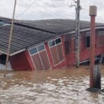 เรือขนส่งสินค้า พุ่งชนบ้านพัง 3 หลัง