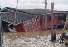 เรือขนส่งสินค้า พุ่งชนบ้านพัง 3 หลัง