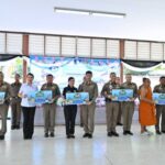 ตำรวจภูธรจังหวัดนครปฐม จัดโครงการ นครปฐม 1 หมวก 1 น้ำใจ พิทักษ์ภัยทางถนน