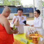 พิษณุโลก-ผู้ว่าราชการจังหวัดพิษณุโลก นำพสกนิกรร่วมพิธีเจริญพระพุทธมนต์ ทำบุญตักบาตร