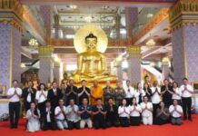 สมุทรปราการ เจ้าคุณแจ้ เจ้าอาวาสวัดบางพลีใหญ่กลาง ประกอบพิธียกฉัตรขึ้นประดิษฐานเหนือ