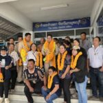 ชาวบ้านแห่นำดอกไม้และพวงมาลัย แสดงความยินดี “กำนันเปิ้ลกำนันป้ายแดงตำบลหนองลาน