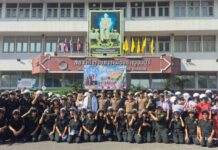 สภ.เมืองกาญจนบุรี จัดโครงการ “แจกหมวกนิรภัยด้วยใจ สร้างความปลอดภัยประชาชน” มุ่งลดอุบัติเหตุบนท้องถนน