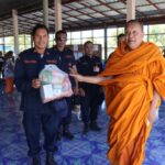 พระวชิรคณาทร เจ้าอาวาสวัดบางพลีใหญ่กลาง พร้อมคณะไวยาวัจกร และกลุ่มศิษยานุศิษย์ ลงพื้นที่สุรินทร์ มอบสิ่งของ–เงินขวัญถุง ให้กำลังใจทหารชายแดน