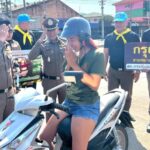 ตำรวจกระทุ่มแบนร่วมกับปกครอง “แจกหมวกนิรภัยด้วยใจ สร้างความปลอดภัยให้กับประชาชน”