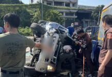 หน่วยปฏิบัติการพิเศษ (นปพ.) ภ.จว.นครปฐม รุดช่วยหน่วยงานเร่งเคลียร์พื้นที่ อุบัติเหตุสยองเพชรเกษมขาออก รถพ่วงชนซ้ำกระบะ 3 คัน ดับ 2 เจ็บ 2