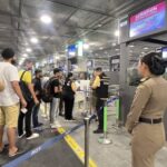 สมุทรปราการ ตม.สั่งสกัดเข้ม เขมรใช้ฟรีวีซ่าเข้าไทย พร้อมสกัดฝรั่งกลุ่มเสี่ยงเกรงทหารรับจ้างวอนท่องเที่ยวต่างชาติเข้าใจสถานการณ์ รอคิวไม่เกิน 40 นาที