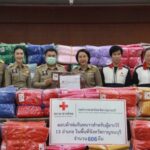 นายกเหล่ากาชาดจังหวัดกาญจนบุรี ส่งมอบผ้าห่มกันหนาวให้แก่นายอำเภอทั้ง13 อำเภอ จำนวน 606 ผืน เพื่อบรรเทาทุกข์ให้กับประชาชนที่ประสบภัยหนาวในพื้นที่จังหวัดกาญจนบุรี