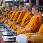 สมุทรปราการ ชาวบางพลีนับพันคนร่วมสวดมนต์ข้ามปีและร้องเพลงชาติไทยดังกึกก้องวัดบางพลีใหญ่กลาง