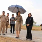ผู้ว่าราชการจังหวัดกาญจนบุรีลงพื้นที่หารือแนวทางการบริหารจัดการน้ำในพื้นที่เขตชลประทานเพื่อแก้ไขปัญหาการเผาในพื้นที่การเกษตร (พื้นที่ทำนา) ของจังหวัดกาญจนบุรี
