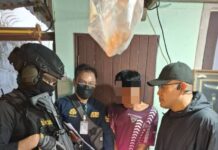 สืบนครบาล 5 ลุยเช้ามืด ทลายรังยา–ปืน ย่านสุขุมวิท รวบขาใหญ่วัย 60 ประวัติอื้อ เคยสั่งยาเข้าคุก