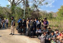 กอ.รมน.กาญจนบุรี บูรณาการกำลัง จับแรงงานเถื่อนเมียนมา 83 ราย พร้อมผู้นำพา 3 คน ยึดรถยนต์ 4 คัน