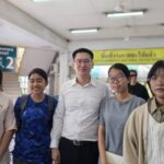 เต้ มงคลกิตติ์” แคนดิเดตนายกฯ พรรคทางเลือกใหม่ ลุยหาเสียง ม.ศิลปากร (วิยาเขตพระราชวังสนามจันทร์ จังหวัดนครปฐม ) ชูนโยบายนักรบอวกาศ เจอนิสิตนักศึกษายืนต่อแถวขอลายเซ็น เซลฟี่ พร้อมถามคำถามคนละ 1ข้อ ขอหอมแก้ม อีกด้วย พร้อมลั่นเป็นผู้นำต้องไม่หน่อมแน้ม