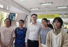 เต้ มงคลกิตติ์” แคนดิเดตนายกฯ พรรคทางเลือกใหม่ ลุยหาเสียง ม.ศิลปากร (วิยาเขตพระราชวังสนามจันทร์ จังหวัดนครปฐม ) ชูนโยบายนักรบอวกาศ เจอนิสิตนักศึกษายืนต่อแถวขอลายเซ็น เซลฟี่ พร้อมถามคำถามคนละ 1ข้อ ขอหอมแก้ม อีกด้วย พร้อมลั่นเป็นผู้นำต้องไม่หน่อมแน้ม