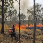 สื่อมวลชนกาญฯ นำเครื่องดื่มชูกำลัง อาหารแห้ง และน้ำดื่ม กว่า 1,000 ขวด มอบให้เจ้าหน้าที่ อุทยาน สู้ไฟป่า “เอราวัณ”