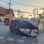 รถกระบะบรรทุกเศษผ้าพลิกคว่ำกลางถนนพุทธบูชา โชคดีไร้ผู้บาดเจ็บ เมื่อวันที่ 17 กุมภาพันธ์ 2569 เวลาประมาณ 18.00 น.