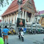 ชาวบ้านรวมตัว คัดค้านหลวงพ่อวัดดังเมืองนนทบุรี สร้างโดมหลังคาหน้าวัด บดบังวิหาร