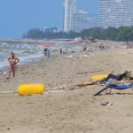 ขยะเกลื่อนชายหาดจอมเทียนหลาย กม. นักท่องเที่ยวผวา ไม่กล้าลงเล่นน้ำ เมืองพัทยาเร่งเก็บกวาดด่วน