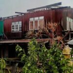 ชาวบ้านไร้ที่นอน เหตุพายุหมุนลมฝนกระหน่ำซัดหอบเสาไฟฟ้าหักหลายต้นทับบ้านเรือน ไฟฟ้าดับทั้งหมู่บ้าน หลังคาเปิดนับสิบหลัง นายก อบต.ท่ากระดาน ประสานหน่วยงานเร่งช่วยเหลือ
