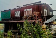 ชาวบ้านไร้ที่นอน เหตุพายุหมุนลมฝนกระหน่ำซัดหอบเสาไฟฟ้าหักหลายต้นทับบ้านเรือน ไฟฟ้าดับทั้งหมู่บ้าน หลังคาเปิดนับสิบหลัง นายก อบต.ท่ากระดาน ประสานหน่วยงานเร่งช่วยเหลือ