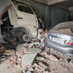 ชนวินาศ รถพ่วง 18 ล้อพุ่งชนตึกพาณิชย์ หวิดถล่มทั้งตึก คนขับ แม่ค้าส้มตำ เจ็บ