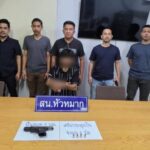 ตำรวจ สน.หัวหมาก จับหนุ่มวัย 23 พกปืน 9 มม. ยิงขึ้นฟ้าหลังทะเลาะวิวาท ซุกอาวุธในถังข้าวสารหลังร้านกัญชา