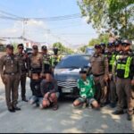 จราจรกาญจน์ จับ หนุ่มระยองพร้อมเพื่อน3 คนขับเก๋งเถื่อน พิรุธค้นเจอทั้งยาบ้าเฮโรอีน ปืนเถื่อน ฉี่ม่วง 3 หนุ่มเมืองนครฯมีหมายจับบัญชีม้า ส่วน 1 ใน 4 รอด