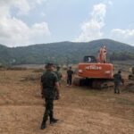 สนธิกำลังตรวจ รถแบคโฮ 4 คัน บุกปรับใกล้แนวภูเขาบางเสร่ ผิดยึด-ดำเนินคดีทันที