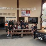 สกัดคาด่านทองผาภูมิ! รวบโชเฟอร์พม่าขน 6 หนุ่มจีนเทาซุกเก๋ง เตรียมข้ามแดนส่งแก๊งสแกมเมอร์พม่า ยึดมือถือ 25 เครื่อง