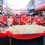 พ่อเมืองเพชร ฯ โชว์ผัดหมี่ซั่วกระทะยักษ์” เปิดงานตรุษจีนปี 69 ตื่นตา “มังกรลอดซุ้มไฟ-ต่อตัวพ่นพลุ ชวนไหว้เจ้าเสริมเฮง 16-20 ก.พ