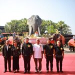 สวนนงนุชพัทยาจัดใหญ่วันช้างไทย ทำบุญตักบาตร–ฮ้องขวัญช้าง เปิดบุฟเฟ่ต์ผลไม้ยักษ์เลี้ยงโขลงช้าง เมื่อเวลา 07.00 น. วันที่ 13 มีนาคม 2569