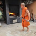 ทำบุญให้กับผู้เสียชีวิตครบรอบ 1 ปี ที่ตึก สตง.ถล่มและประสบกับปัญหาสภาวะน้ำมันขาดแคลนน้ำมันแพงและปล่องเมรุแตกร้าว