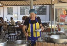 สู้ชีวิตพิการแค่ร่างกายแต่ใจแกร่งขายก๋วยเตี๋ยวหมูส่งลูกเรียนจนจบ